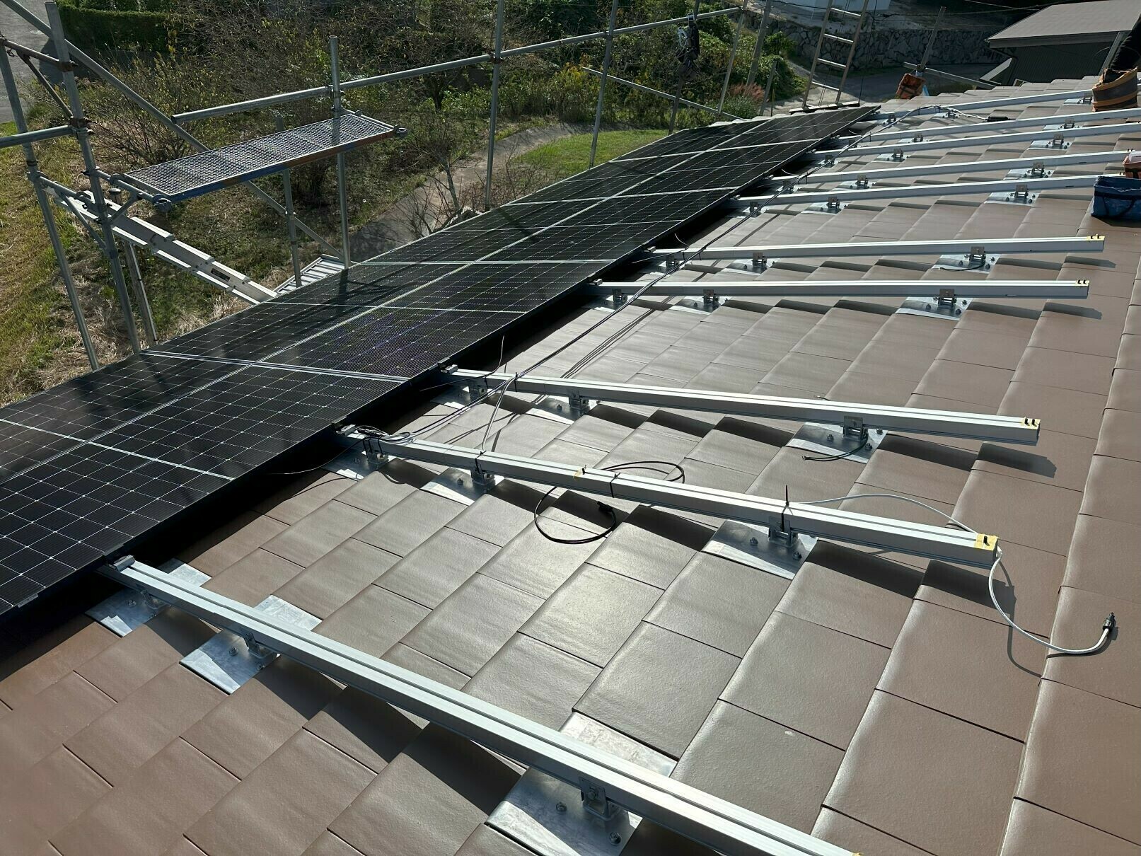 太陽光発電システム設置工事中 株式会社サカモト瓦店 屋根工事