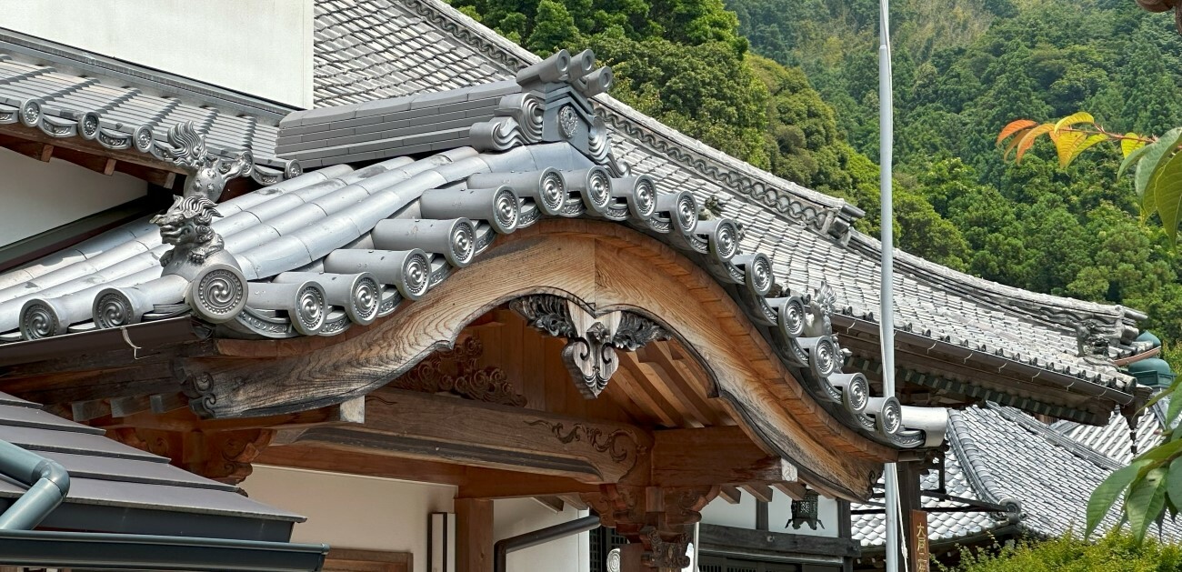 唐破風の屋根　株式会社サカモト瓦店