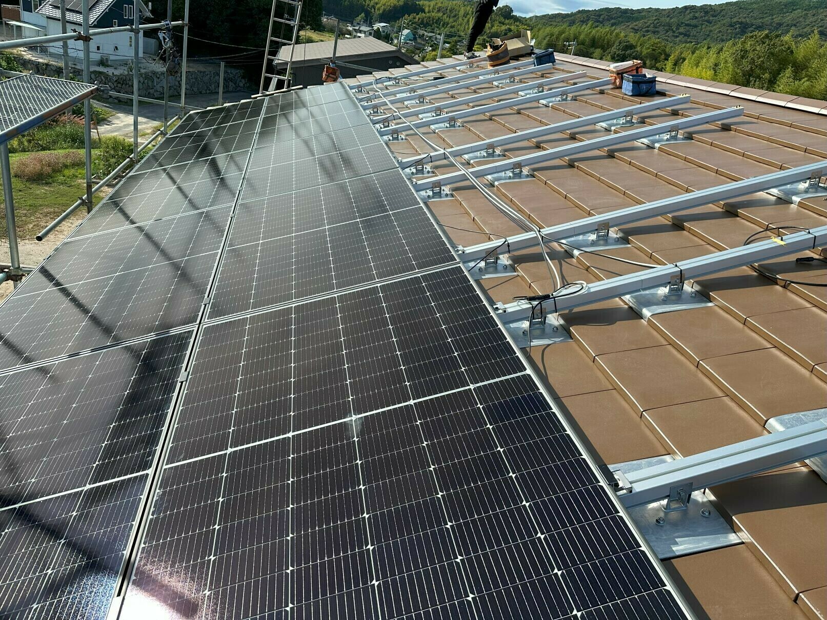 太陽光発電システム設置工事中 株式会社サカモト瓦店 屋根工事 平生町 柳井市